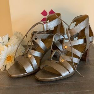 Naturalizer metallic gold sandal, never worn!